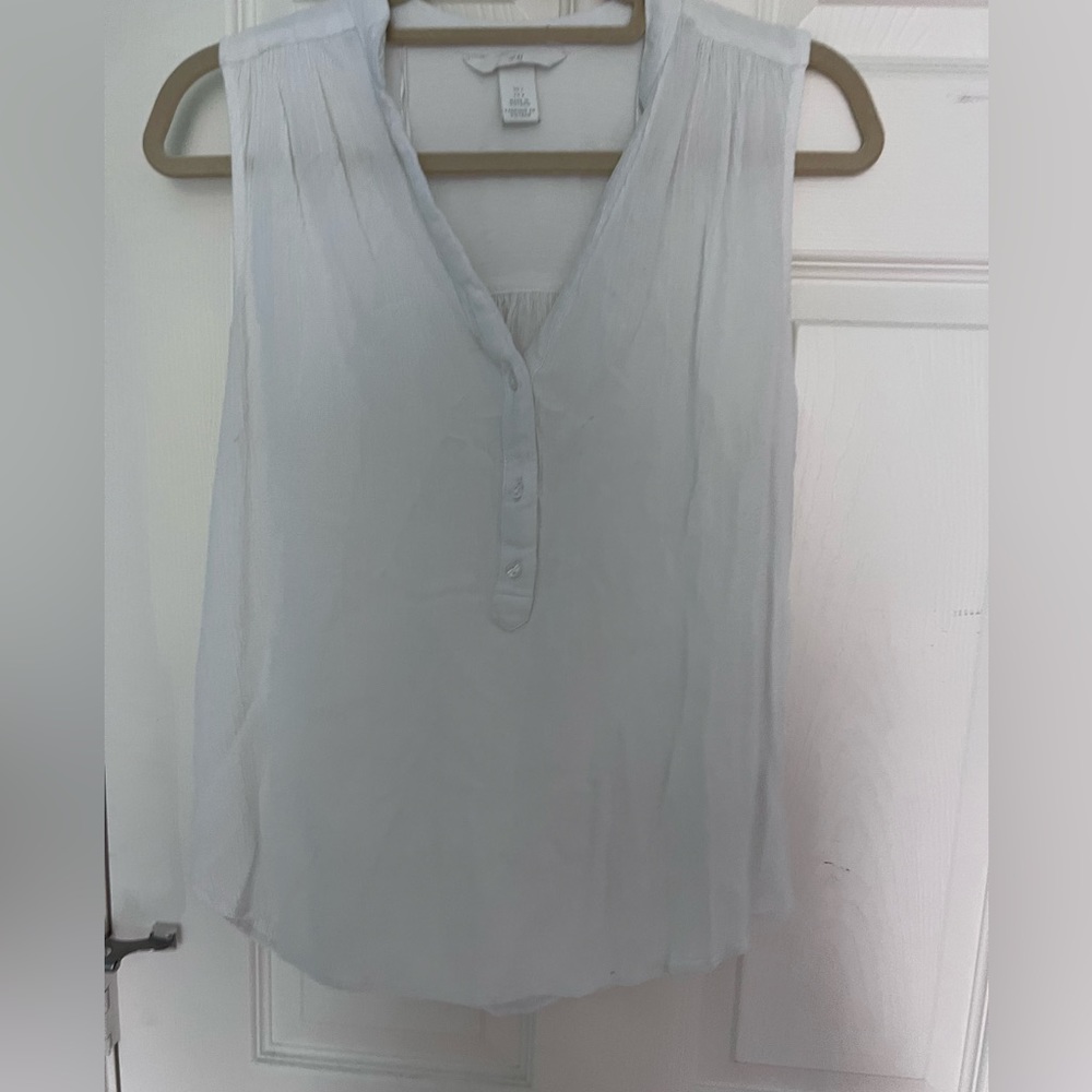 No sleeve white loose shirt for women.